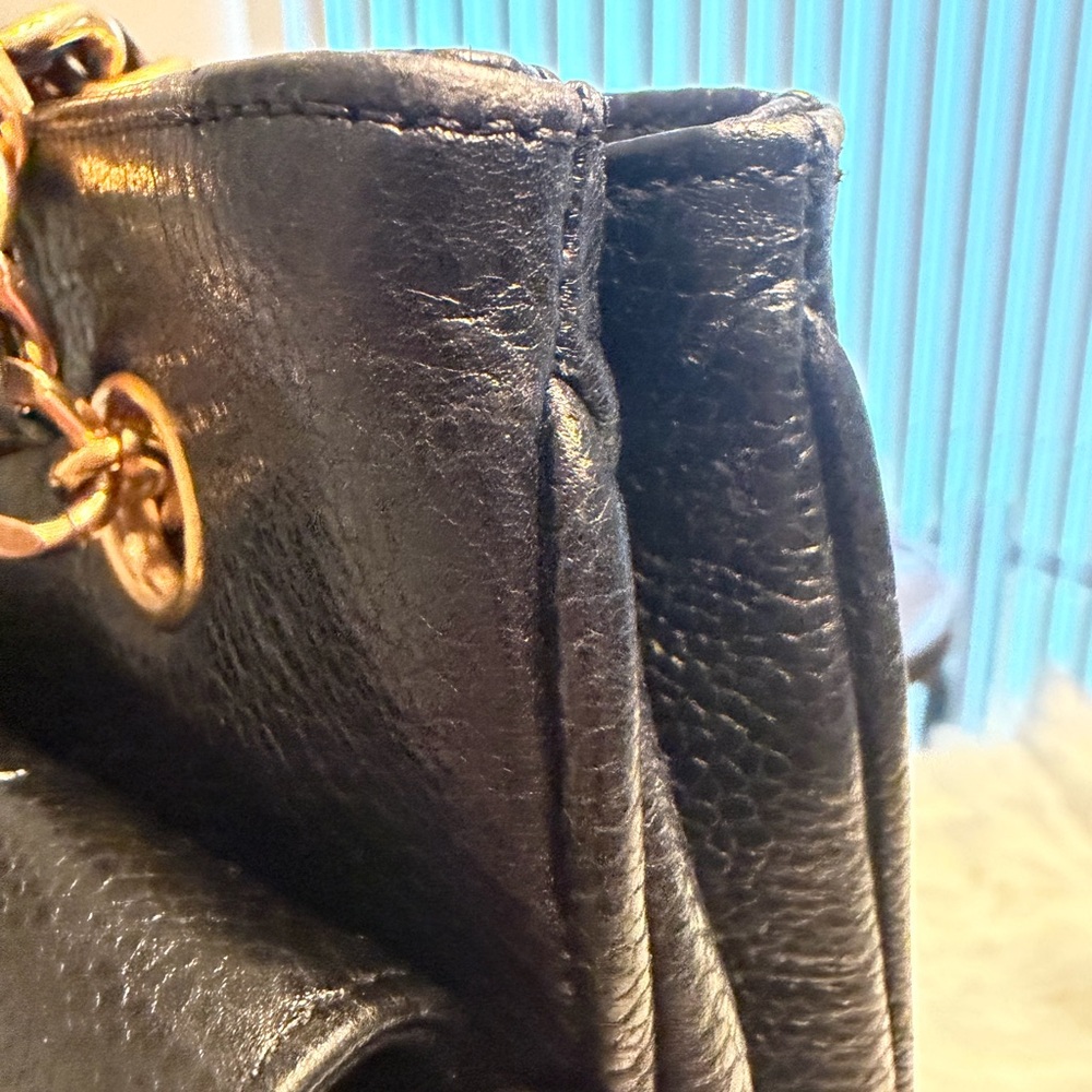 CHANEL Vintage Black Leather Shoulder Bag with CC Logo & CC Turn-Lock Closure - Picture 9 of 16